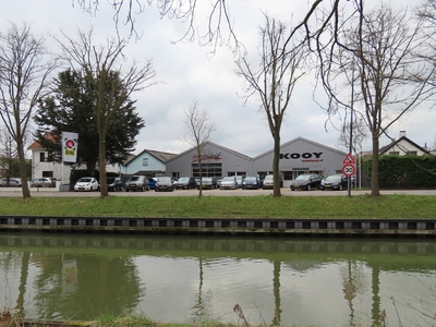 912405 Gezicht over de Leidsche Rijn te Utrecht op het pand van autobedrijf Kooy (Rijksstraatweg 32F), met voor het ...